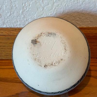 SIGNED NATIVE AMERICAN VASE