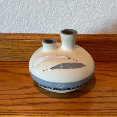 SIGNED NATIVE AMERICAN VASE