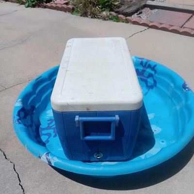 KIDDY SWIMMING POOL AND A COOLER