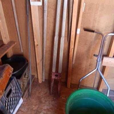 AN ASSORTMENT OF YARD TOOLS AND A SPREADER