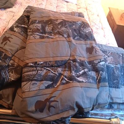 REALTREE HARDWOODS CAMOUFLAGE KING SIZE COMFORTER, SHAMS, SHEETS AND PILLOW CASES