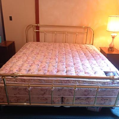 CLEAN KING SIZE SLEEP NUMBER BED WITH BRASS HEAD/FOOT BOARDS