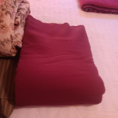 COMFORTER WITH BED SKIRT AND BLANKET