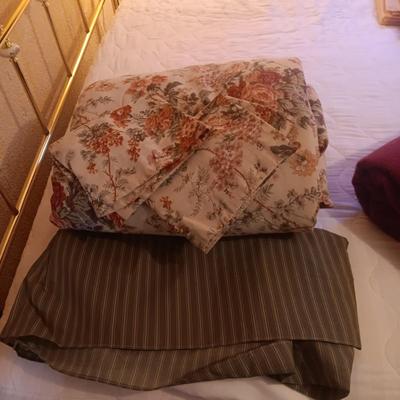 COMFORTER WITH BED SKIRT AND BLANKET