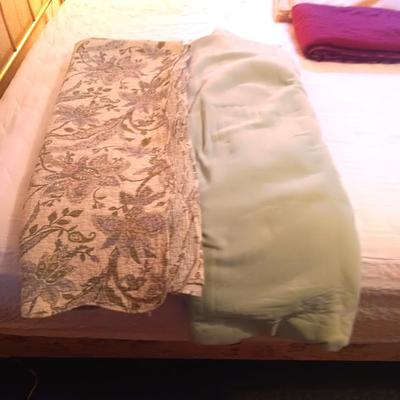 QUEEN SIZE BLANKET AND BEDSPREAD