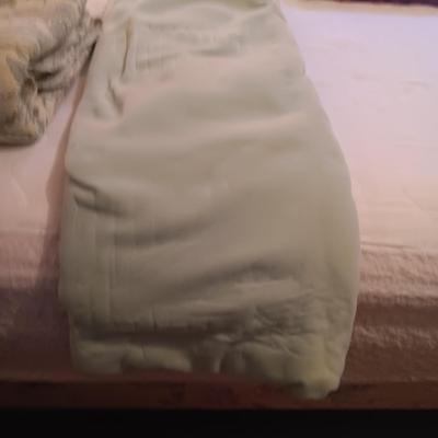QUEEN SIZE BLANKET AND BEDSPREAD