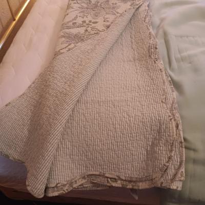 QUEEN SIZE BLANKET AND BEDSPREAD