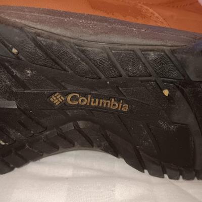 LIKE NEW LADIES COLUMBIA BOOTS SIZE 7