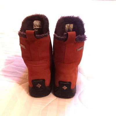 LIKE NEW LADIES COLUMBIA BOOTS SIZE 7