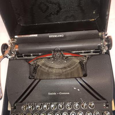 VINTAGE SMITH-CORONA STERLING MANUAL TYPEWRITER IN CASE