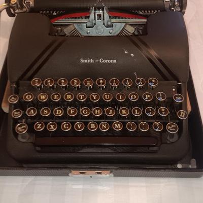 VINTAGE SMITH-CORONA STERLING MANUAL TYPEWRITER IN CASE