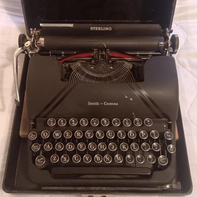 VINTAGE SMITH-CORONA STERLING MANUAL TYPEWRITER IN CASE