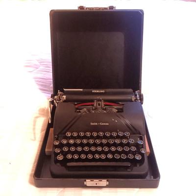 VINTAGE SMITH-CORONA STERLING MANUAL TYPEWRITER IN CASE