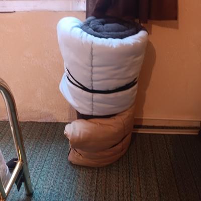 2 SLEEPING BAGS