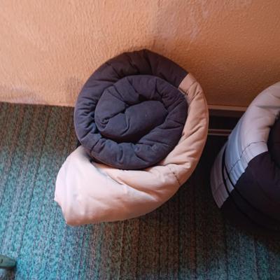 2 SLEEPING BAGS
