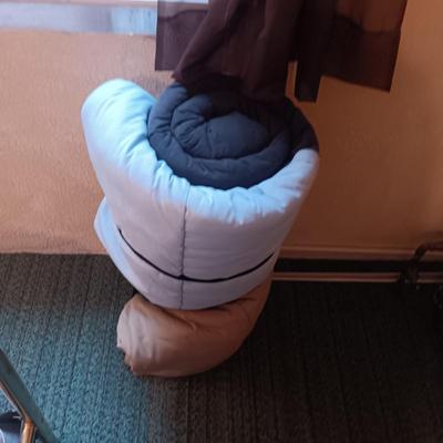2 SLEEPING BAGS