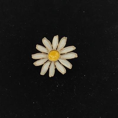 Vintage Gold Tone & White Enamel Daisy Flower Brooch Costume Jewelry Retro Women Accessories Statement Pin Floral Motif Yellow Petals Spring