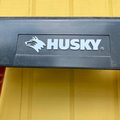 LOT 17 S: Husky 6' Fiberglass Stepladder