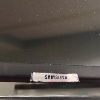 LOT 23B: Curved Flatscreen Samsung TV Model UN55RU7300F w/ Remote (Works)