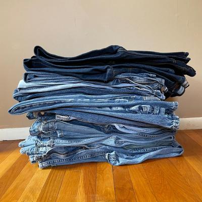 LOT 99U: Large Collection Of Men’s Jeans - Levi’s, Lee & More (20 Pairs)
