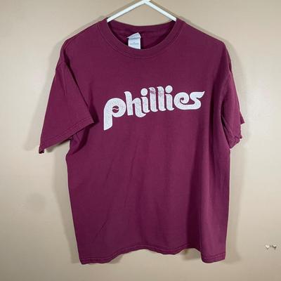 LOT 124L: Philadelphia Phillies Clothing Collection
