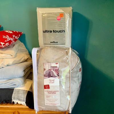 LOT 205 U: Bedding Colleciton: Inofia Tri-Fold Full Size Mattress W/ Bamboo Cover, North Pole Trading Co. Ultra Mink & Sherpa in package...