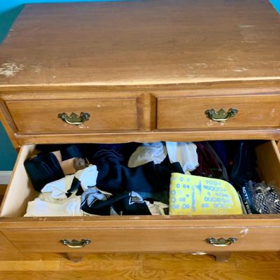 LOT 206 U: Vintage 4 Drawer Dresser W/ Clothing