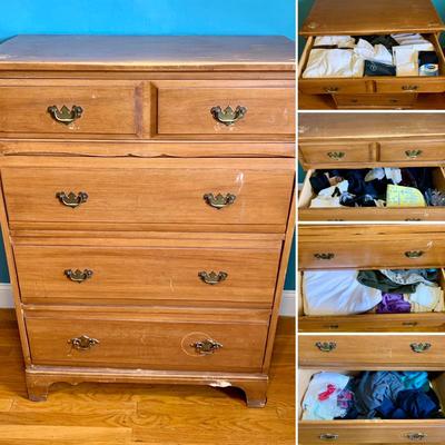 LOT 206 U: Vintage 4 Drawer Dresser W/ Clothing
