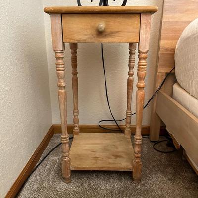 NIGHTSTAND WITH LAMP