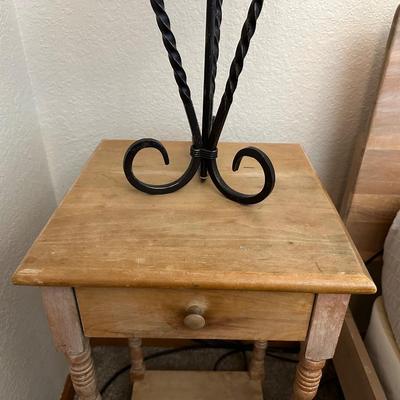 NIGHTSTAND WITH LAMP