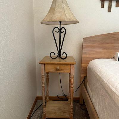 NIGHTSTAND WITH LAMP