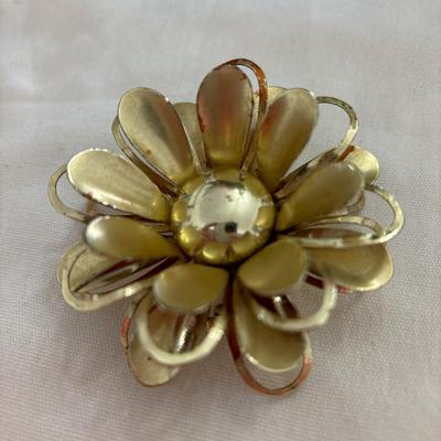 Vintage Daisy flowered brooch