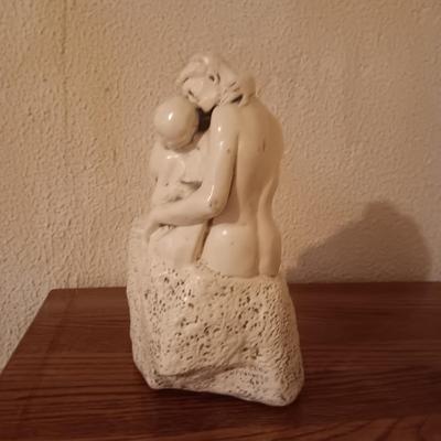 STATUE OF A COUPLE EMBRACING AND A GLASS FENTON? FROG DISH