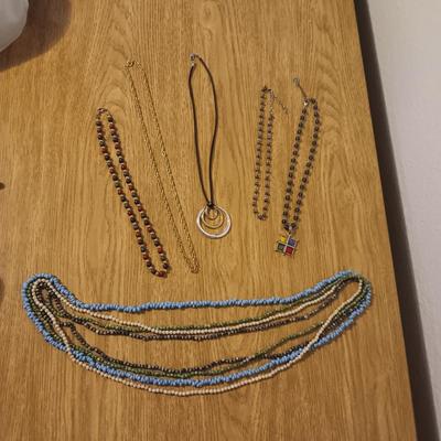 LADIES COSTUME/BEADED NECKLACES
