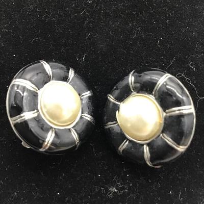 Vintage Faux Pearl Cabochon Lucite Cabochon with Black Enamel CLIP EARRING White Widow