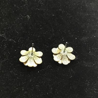 Sparkle creme flower stud earrings