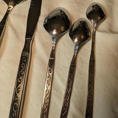 VTG ONEIDA MCM SPANISH COURT 8, 8 Pc place Setting& assorted serving