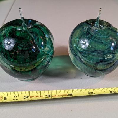 2 Kerry Glass Green Swirl Controlled Bubbles Apple Paperweight Ireland