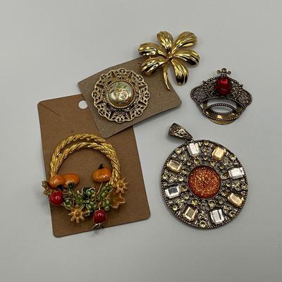 Jewelry, pins, clip, pendant. Gold tones