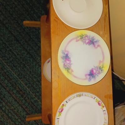 NARROW 3 TIER SHELF, DECORATIVE PLATES