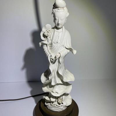 Vintage Blanc de Chine Chinoiserie Figural White Porcelain Table Lamp 15.5