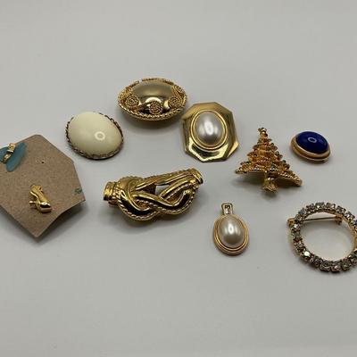 Group of pins, pendants, scarf clips gold tones