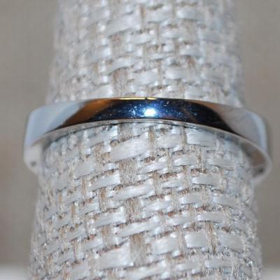Size 7½ Marquise Cut Iridescent Blue Stone Ring with Side "Panels" on a .925 Silver Band (3.4g)