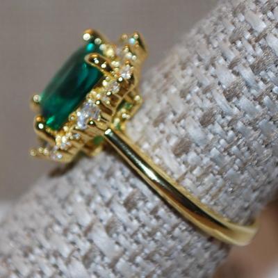 Size 8 Green Shimmer Cushion Cut Stone Ring with Clear Stone Surrounds on a Gold Tone Band (4.1g)