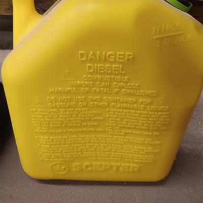 Scepter smart control 5-gallon Diesel fuel can with oil pan