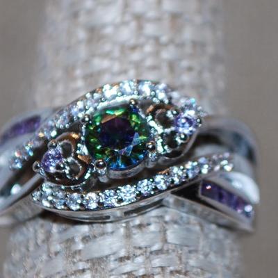 Size 7 Green & Blue Iridescent Round Stone Ring in a Swirl Setting and a .925 Silver Band (4.1g)