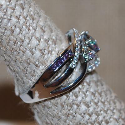 Size 7 Green & Blue Iridescent Round Stone Ring in a Swirl Setting and a .925 Silver Band (4.1g)