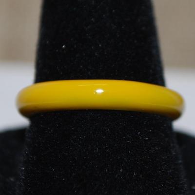 Size 7 Mustard Yellow Enamel Style Ring with Single Round Stone (2.4g)