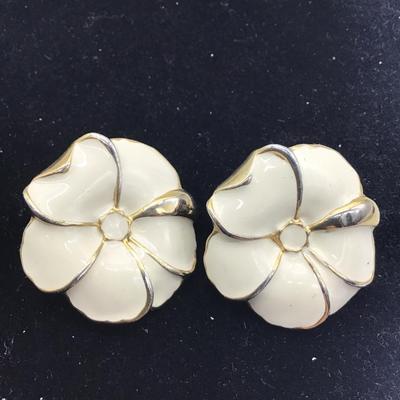 Cream Flower Enamel Earrings