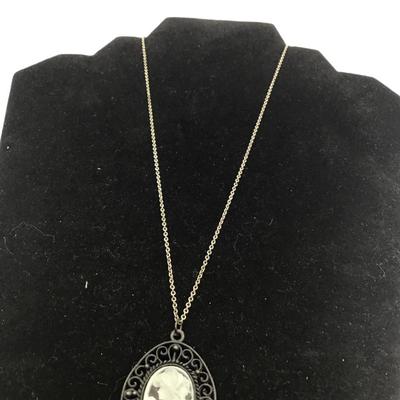 Cameo lady pendant necklace